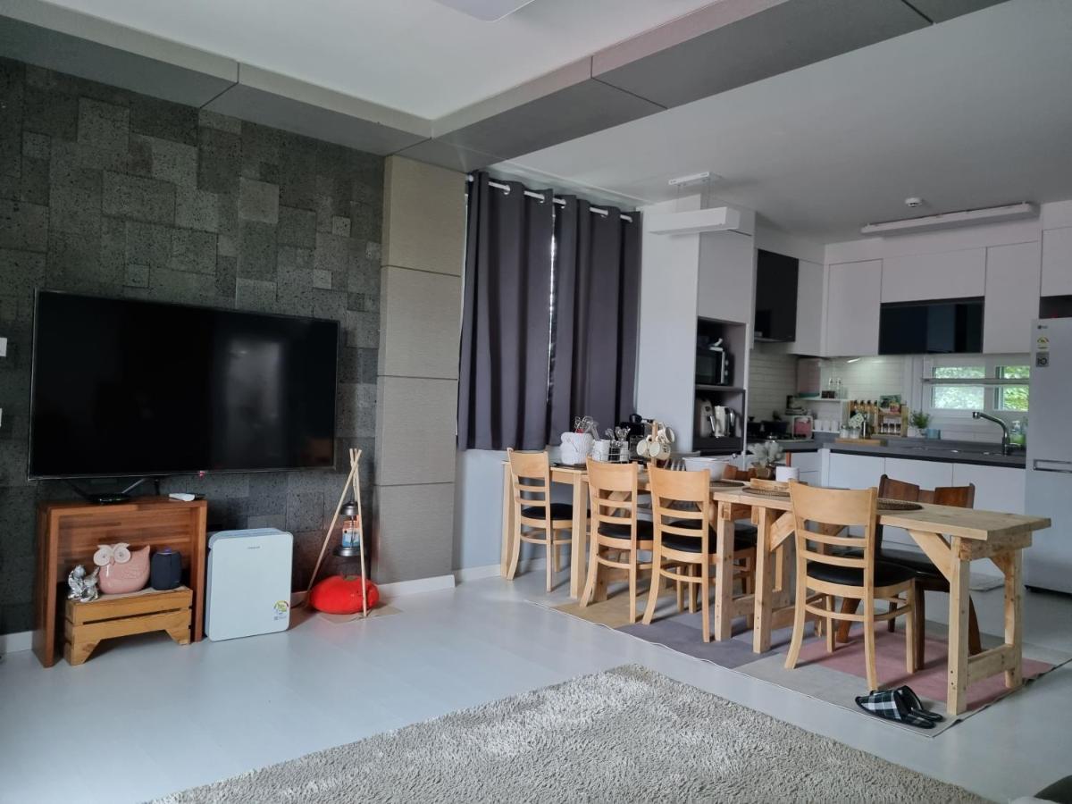 Gashi Sarang Bed and Breakfast Seogwipo Exteriör bild