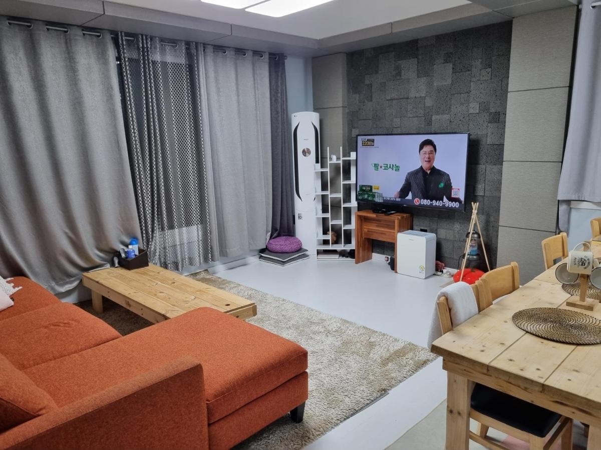 Gashi Sarang Bed and Breakfast Seogwipo Exteriör bild