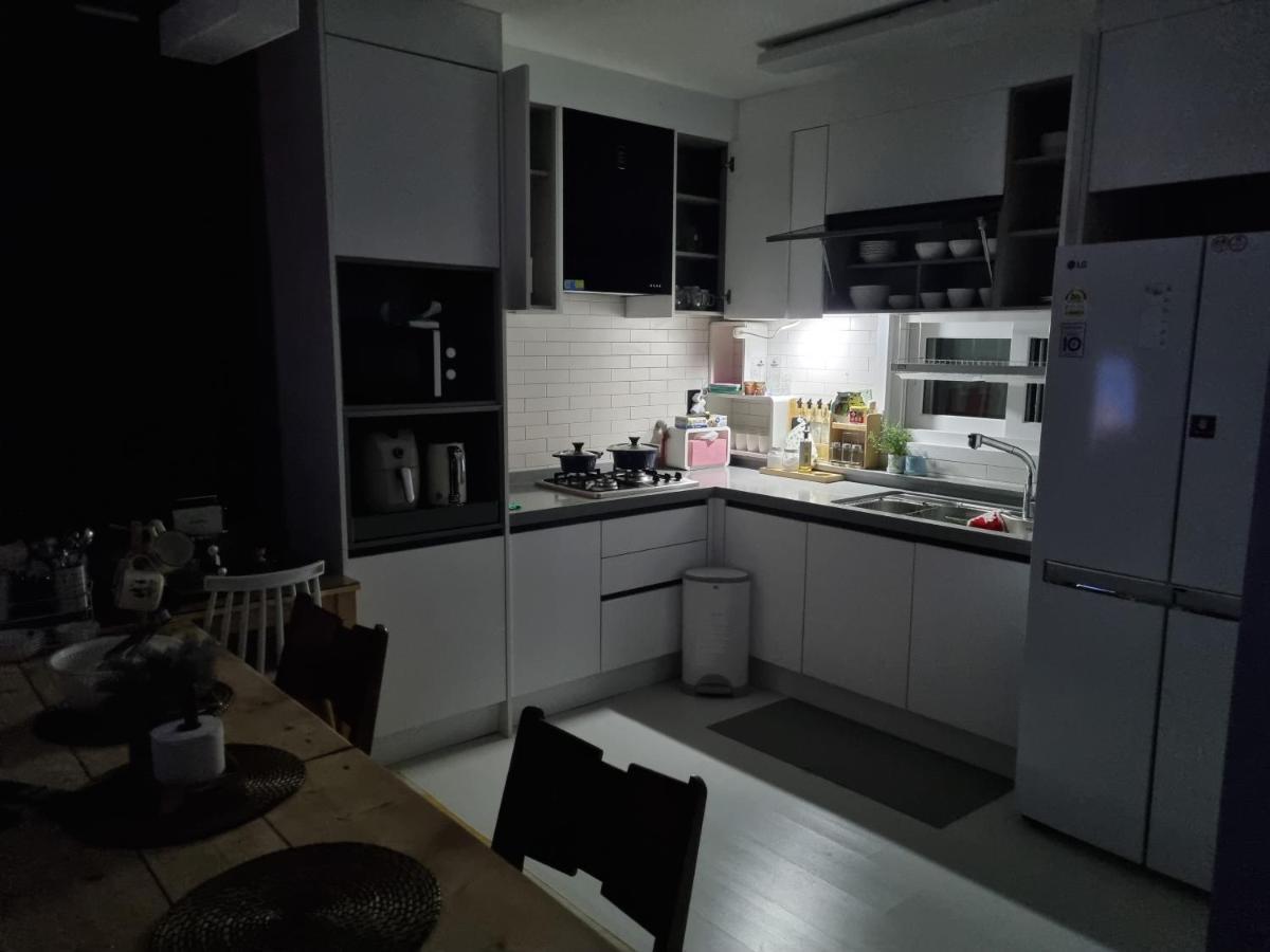 Gashi Sarang Bed and Breakfast Seogwipo Exteriör bild